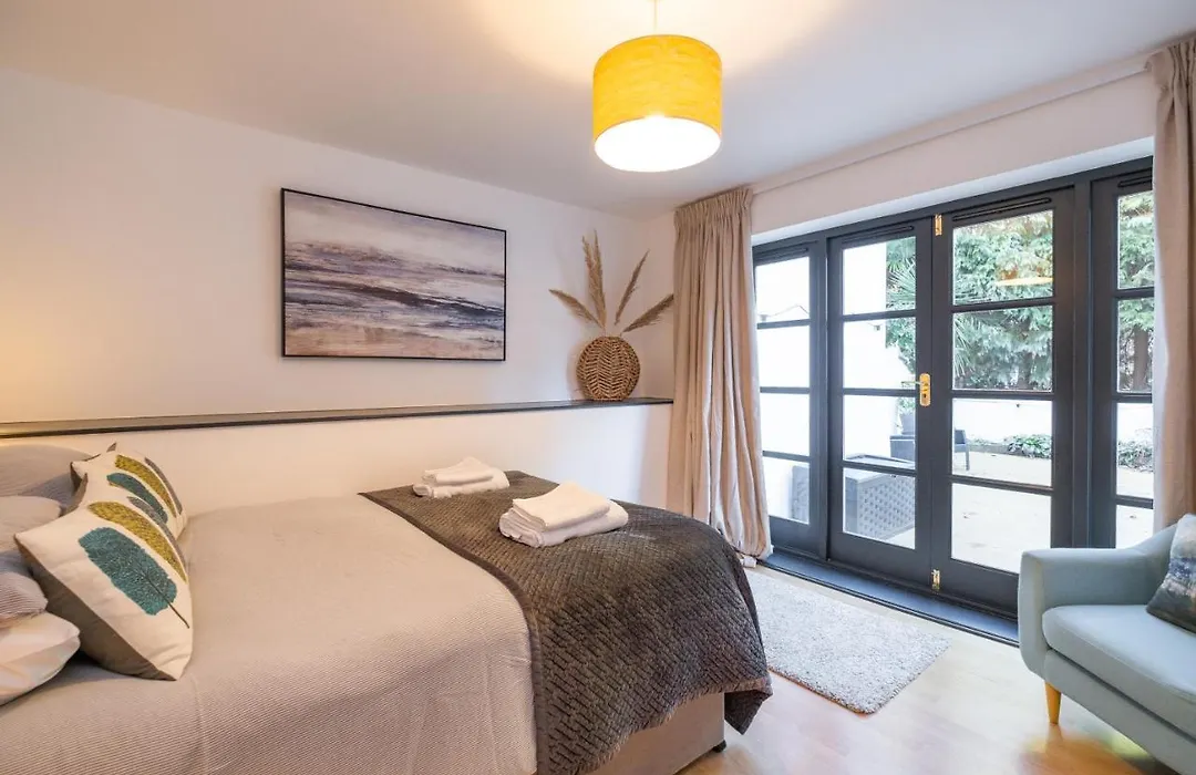 Modern Apt Near Gardens With Large Decking Area - Vivre Retreats-1