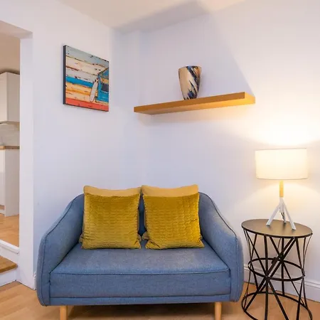 Modern Apt Near Gardens With Large Decking Area - Vivre Retreats-2