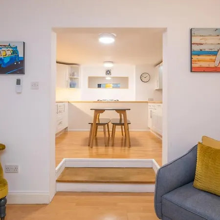 Modern Apt Near Gardens With Large Decking Area - Vivre Retreats-3